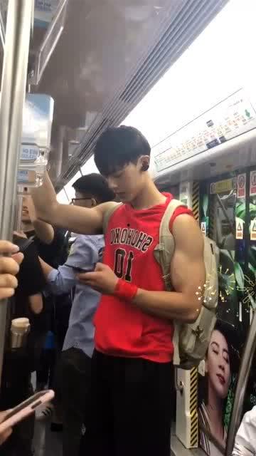 娱乐吃瓜酱地铁偶遇,娱乐吃瓜酱意外发现明星身影 第3张 娱乐吃瓜酱地铁偶遇,娱乐吃瓜酱意外发现明星身影 第3张